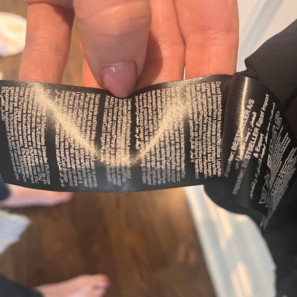 Black mini-dress with lace trim - Picture 4 of 9